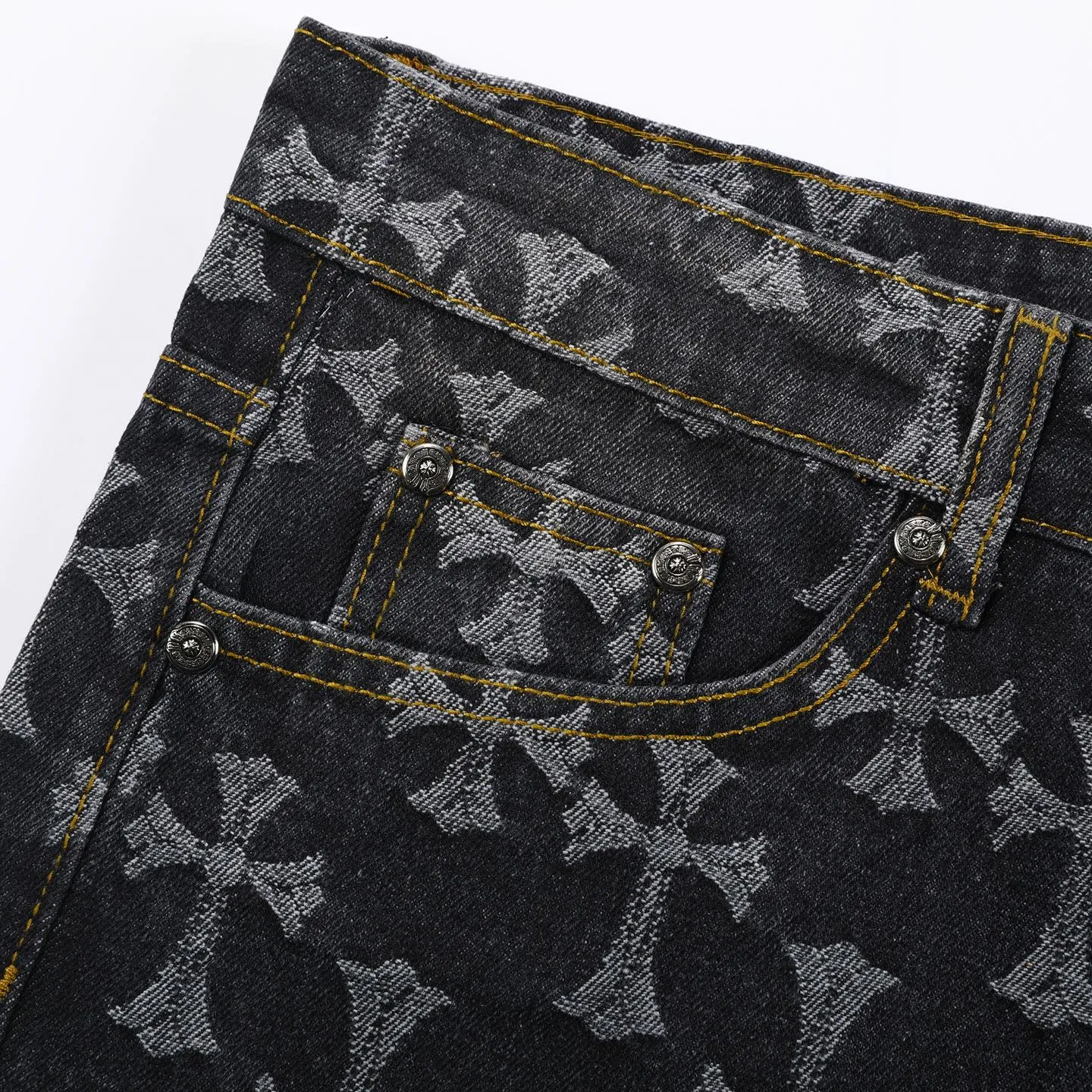 P240 Style No.: H587 Chrome Hearts double-sided full-logo jacquard dark pattern heavy-duty full-print cross jeans. The same style as the Internet celebrity star's cross-printed denim jacket. The unique cross design elements and all-over printing are full of design. It is made of 100% denim cotton fabric with heavy coarse yarn count, which ensures a stiff and tough silhouette while being soft, comfortable and breathable. The lapel is designed with silver buttons and is full of texture. The classic white cross logo is all over the dress, making it a perfect versatile style for spring and summer! Customized jacquard fabric, you can wear it in various styles. This gender-neutral shirt is a must-have for nightclubs. It can be worn as a jacket for both men and women. It can be easily worn by both men and women! The original loose version is made of high-quality pure cotton fabrics. The fabric pattern is high-definition and delicate without burrs. It is comfortable and breathable to wear. All the buttons are molded and customized. It is casual and fashionable and can be matched with any bottoms. It can be windproof and sunproof in spring and summer. It can be worn outside in autumn and winter! Easily concave shape makes you look slimmer and taller, perfect for both men and women! Customized main label, accessories, fully washable, whole body wiring, quality control, no heads!   Size: 28-30-32-34-36 Color: black